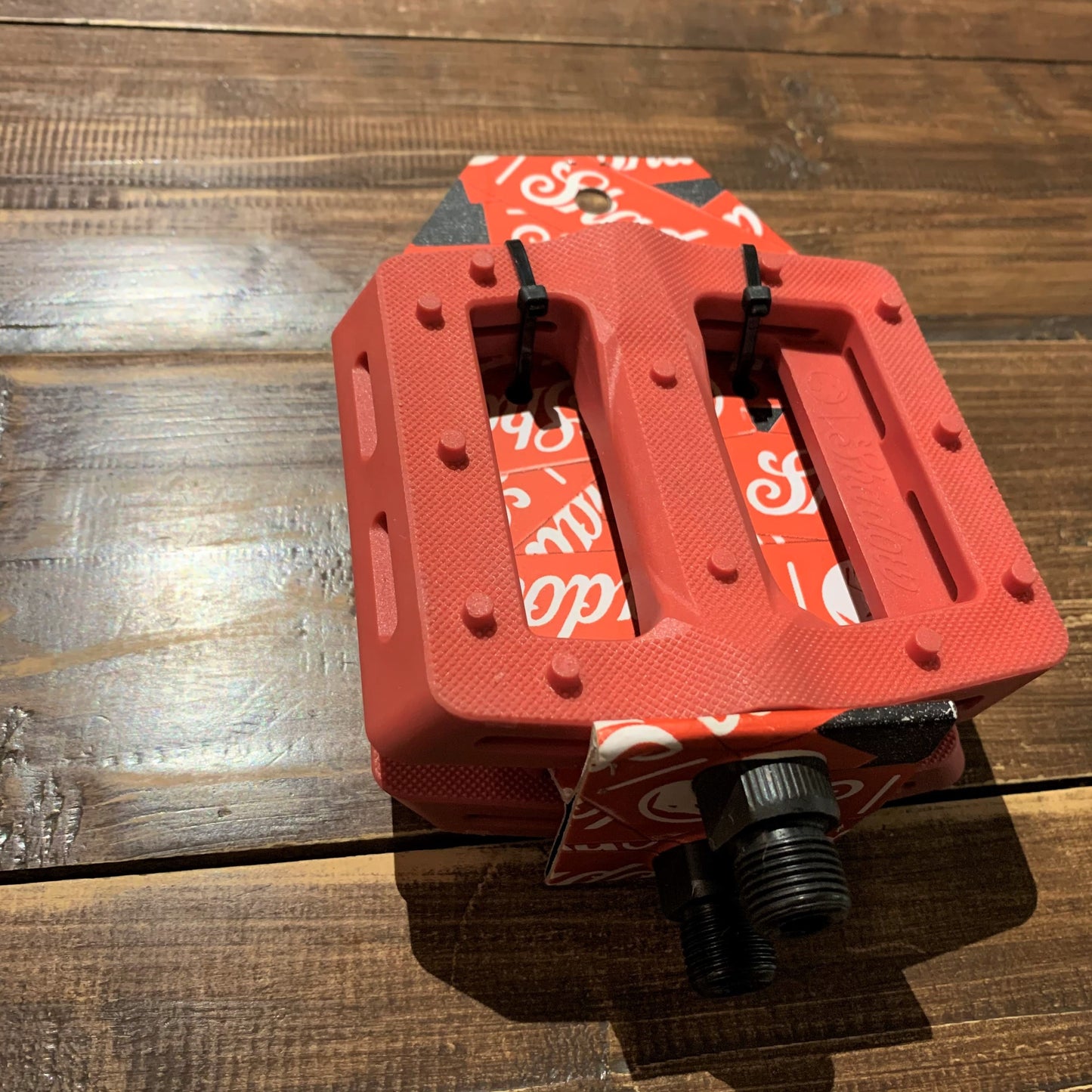 送料無料 THE SHADOW CONSPIRACY シャドー 自転車 ペダル 大人サイズ おすすめ  SURFACE PLASTIC PEDAL CRIMSON RED 赤 BMX パーツ 通販